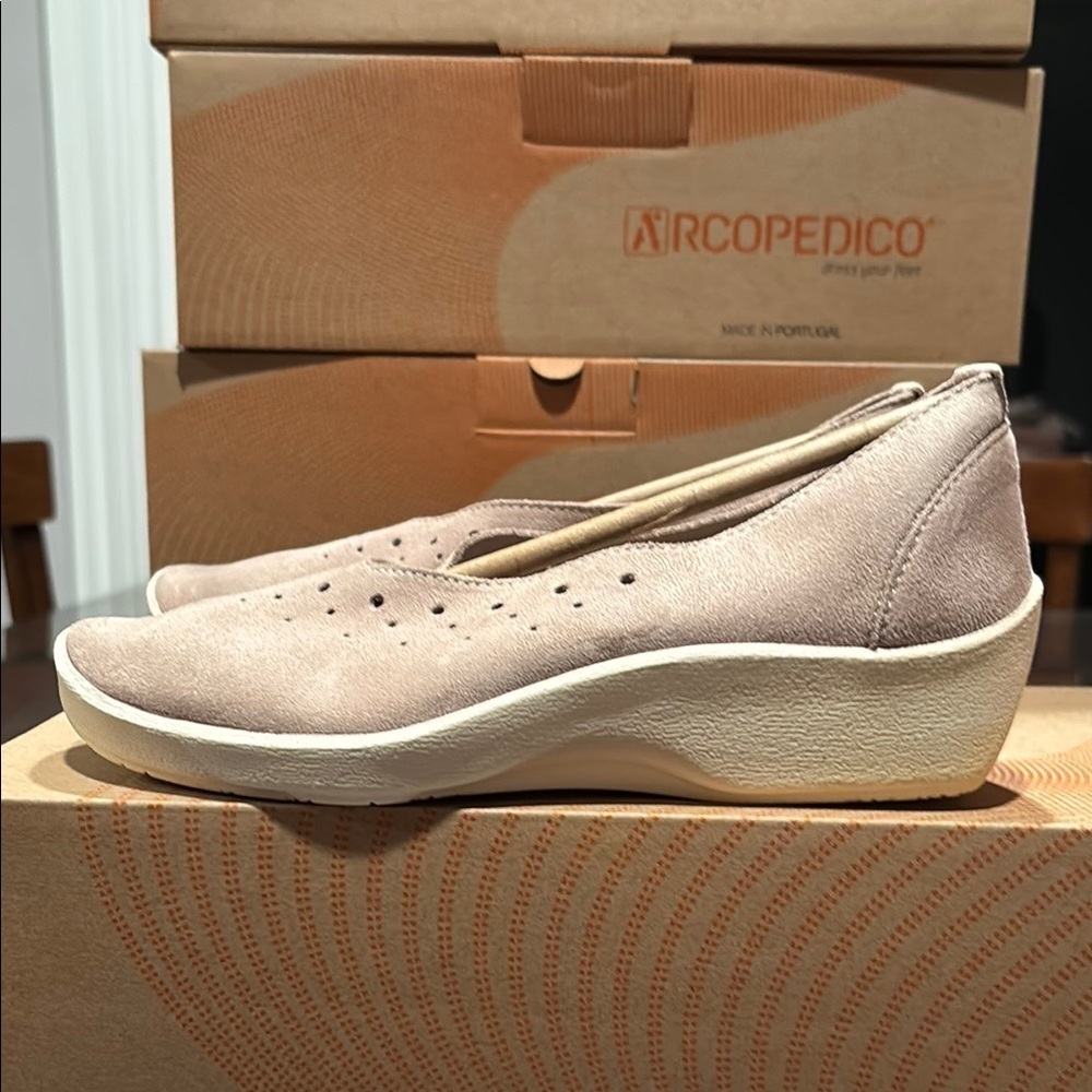 Arcopedico Ergonomic Beige shoes with Perforated Design - Picture 5 of 10